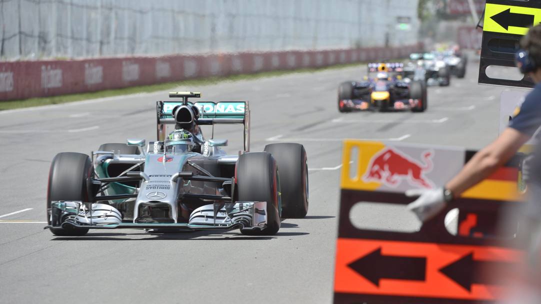 Rosberg deve rallentare e gli inseguitori si avvicinano. Ecco Ricciardo in avvicinamento nel finale. Ap